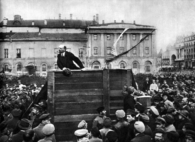 Lenin en la Plaza Sverdlov, 1920. Fotografía censurada a finales de los años 1930