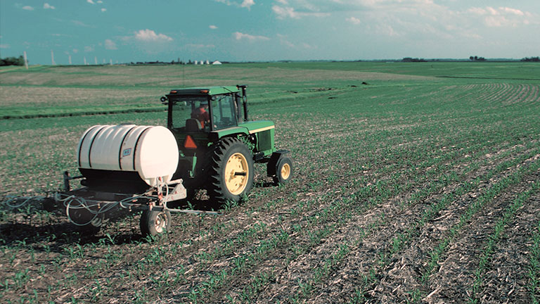 Fertilizando con nitrógeno un campo de maíz, en Estados Unidos.