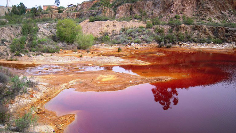 Laguna contaminada por desechos mineros