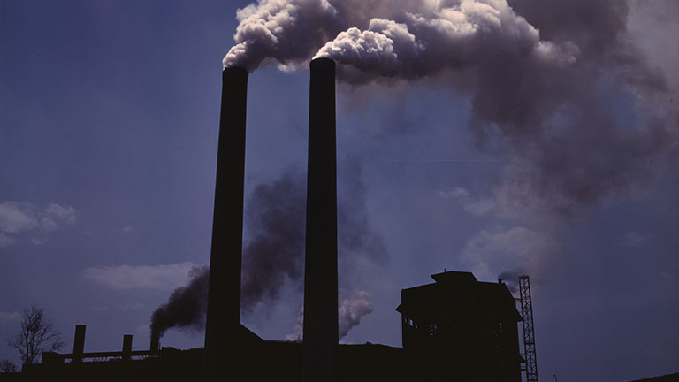 La contaminación del aire de una estación de energía de combustibles fósiles