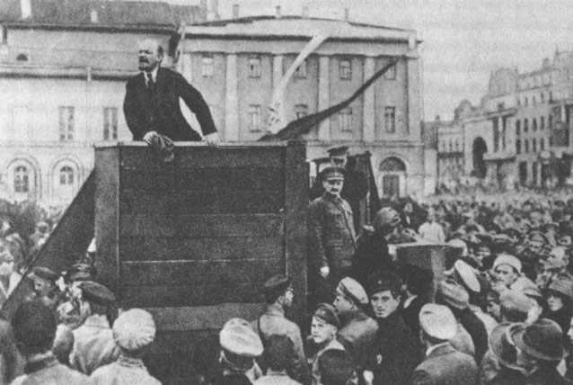 Lenin, Trotsky y Kamenev en la Plaza Sverdlov, 1920.