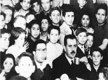 El presidente Lázaro Cárdenas con los niños de Morelia