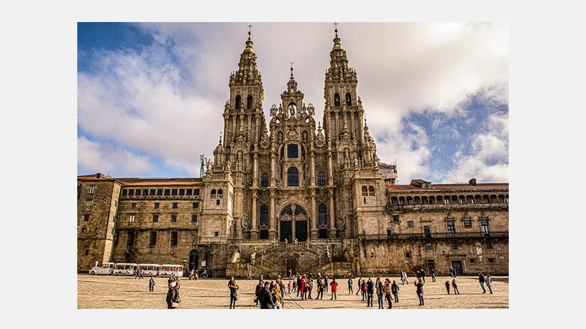 Santiago de Compostela, España. Siglos XI-XII y XVIII. Los cristianos consideran que este santuario resguarda los restos del apóstol Santiago el Mayor