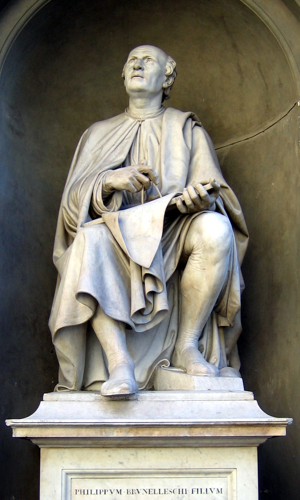 Estatua de Filippo Brunelleschi, Escultura de mármol.
